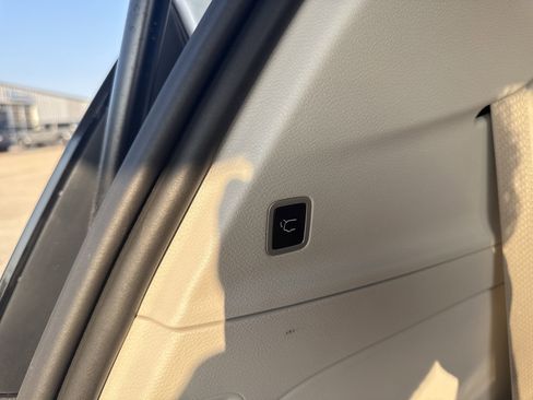 Used 2024 Chrysler Pacifica Limited w/ Uconnect Theater Family Group image 44