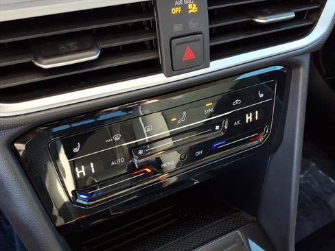 New 2026 Volkswagen Taos SE image 19