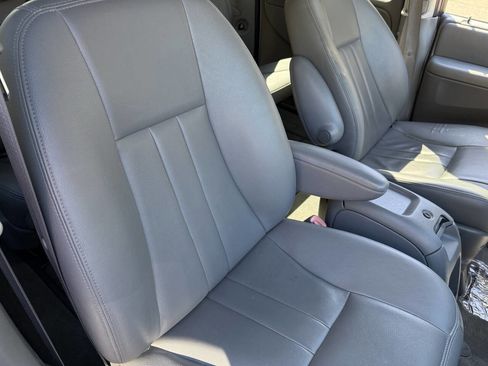 Used 2006 Chrysler Town & Country Touring image 89