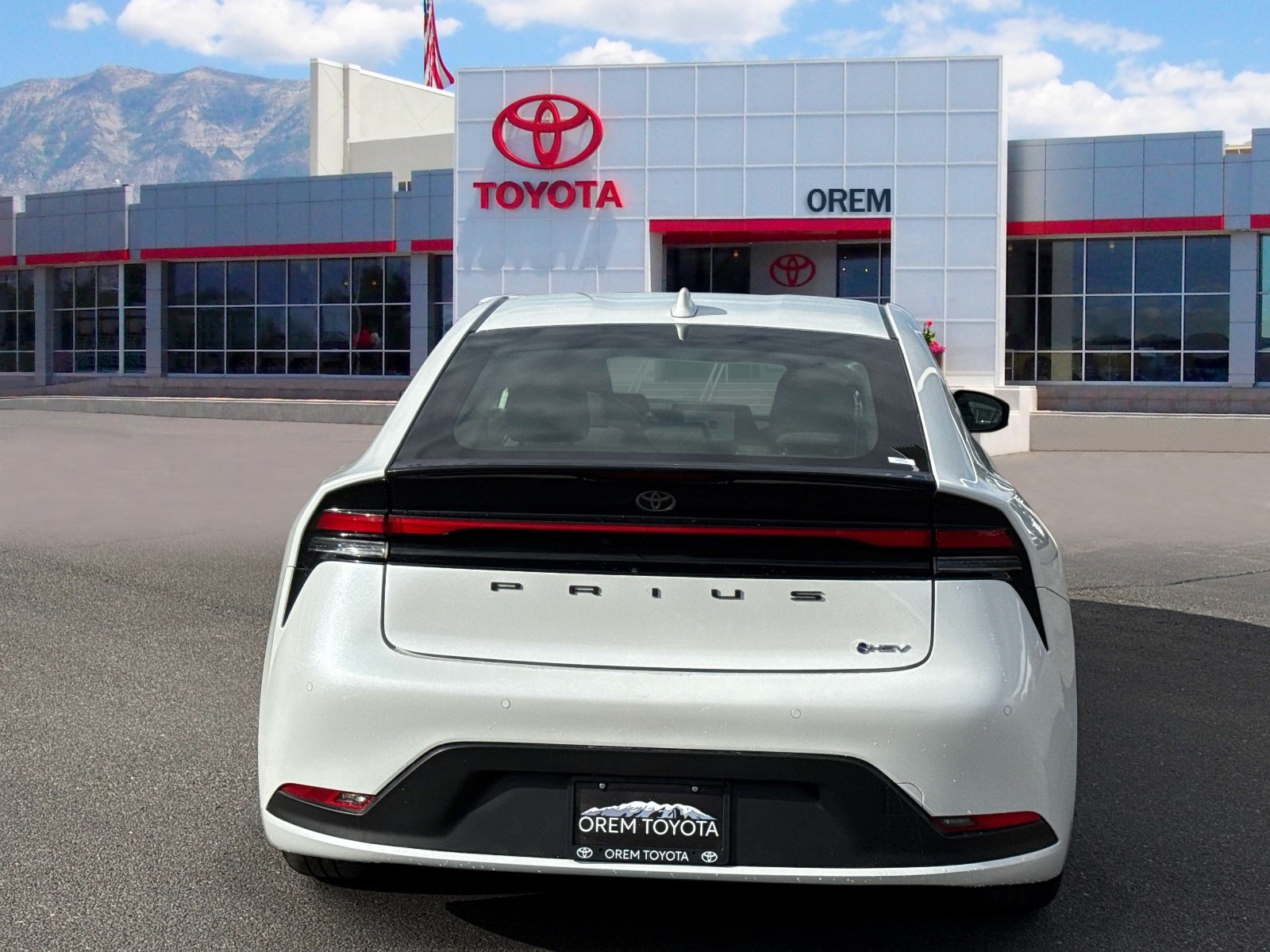 Used 2025 Toyota Prius LE FWD image 4