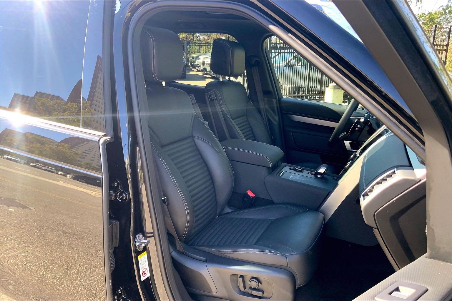Certified 2025 Land Rover Discovery Dynamic SE AWD/4WD image 8