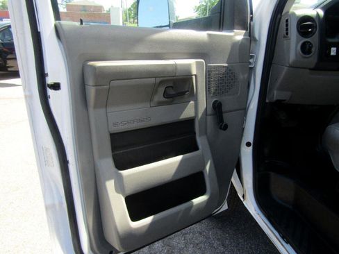 Used 2016 Ford E-350 and Econoline 350 Super Duty image 17
