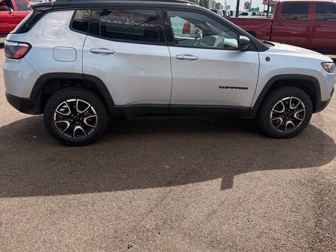 Used 2025 Jeep Compass Trailhawk AWD/4WD image 7