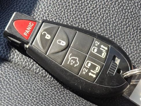 Used 2016 Chrysler Town & Country Touring FWD image 44