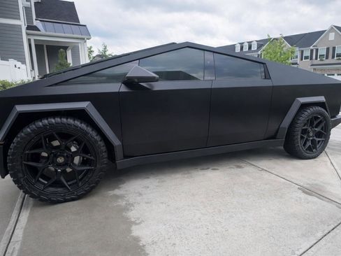 Used 2024 Tesla Cybertruck AWD Crew Cab image 2