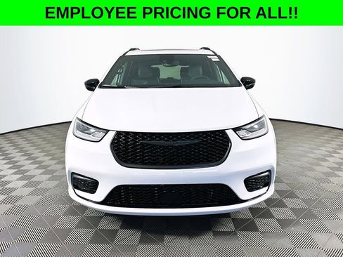 New 2026 Chrysler Pacifica Limited w/ S Appearance Package image 3