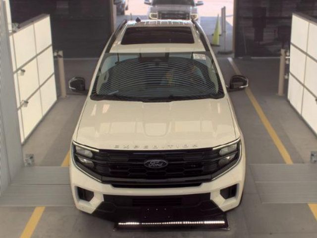 Used 2025 Ford Expedition Active AWD/4WD image 8