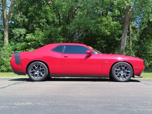 Used 2016 Dodge Challenger R/T Scat Pack w/ Leather Interior Group RWD image 2