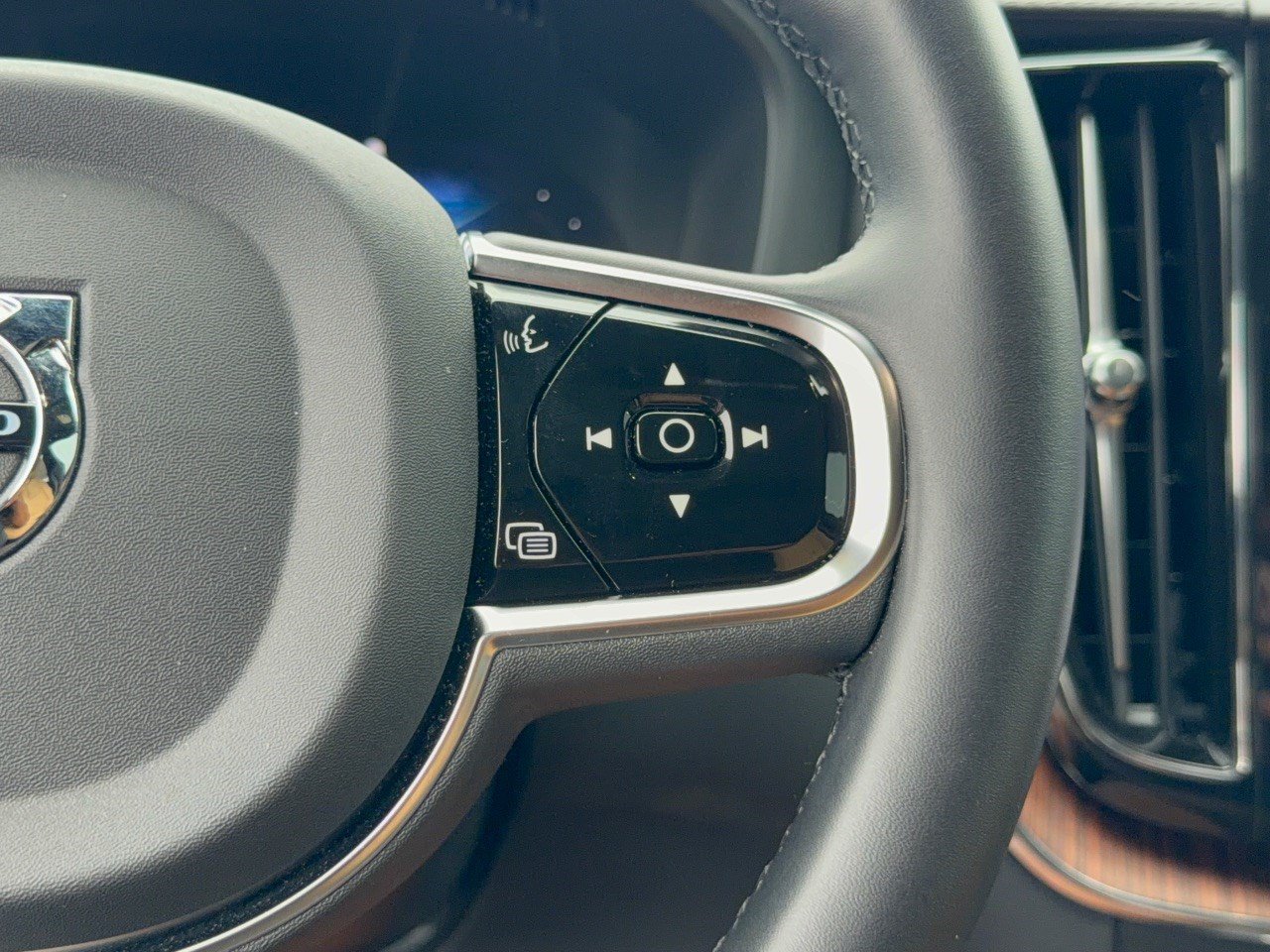Certified 2024 Volvo XC60 T8 Ultimate w/ Protection Package Premier AWD/4WD image 19