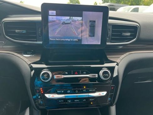 Used 2022 Ford Explorer Limited w/ Equipment Group 301A AWD/4WD image 18