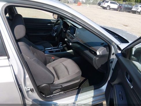 Used 2024 Nissan Altima 2.5 SV FWD image 2