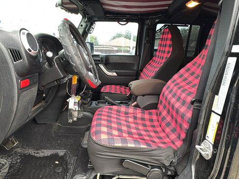 Used 2015 Jeep Wrangler Unlimited Rubicon image 9