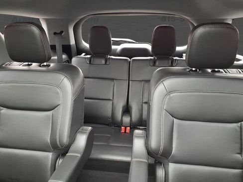 Used 2022 Ford Explorer XLT w/ Equipment Group 202A image 8