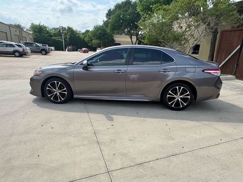 Used 2018 Toyota Camry SE image 4