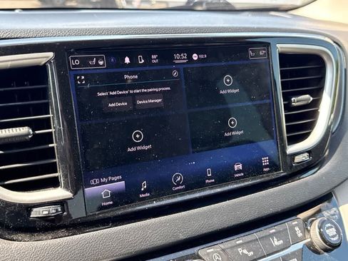 Used 2022 Chrysler Pacifica Touring-L FWD image 16