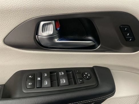 Used 2023 Chrysler Pacifica Touring-L FWD image 16