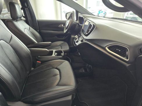 Used 2025 Chrysler Pacifica Select image 39