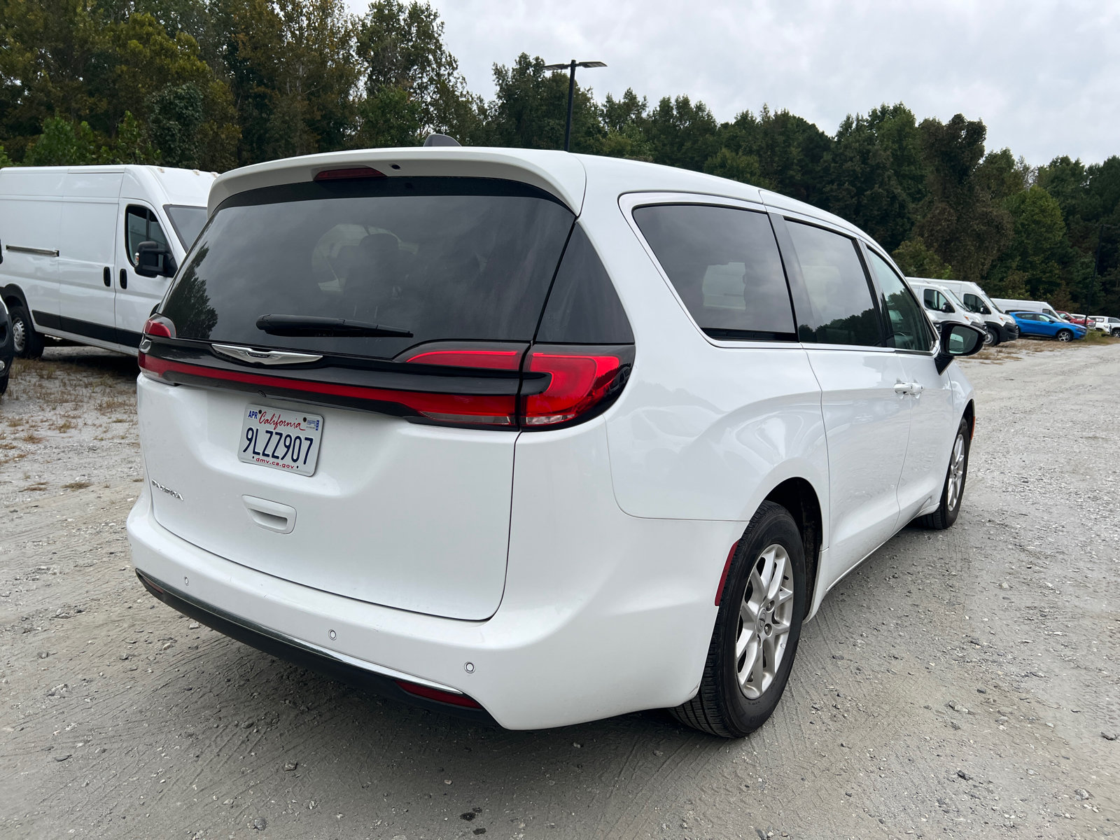 Used 2024 Chrysler Pacifica Touring-L FWD image 8