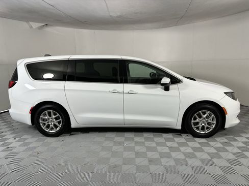 Used 2023 Chrysler Voyager LX FWD image 9