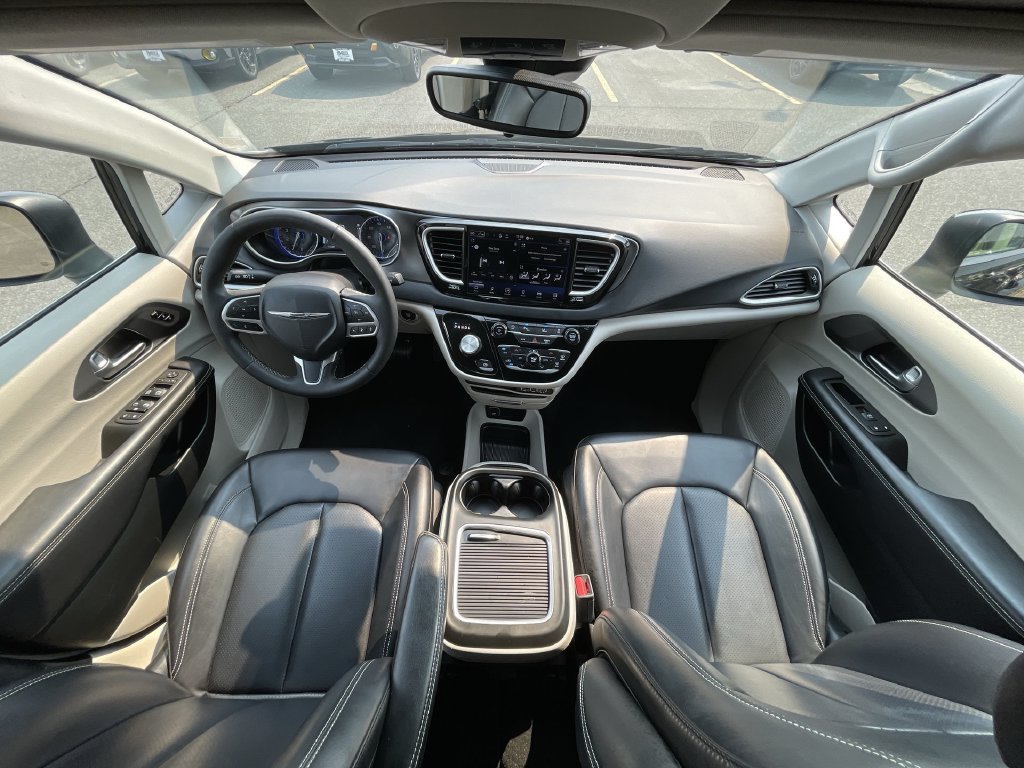 Used 2023 Chrysler Pacifica Touring-L FWD image 28