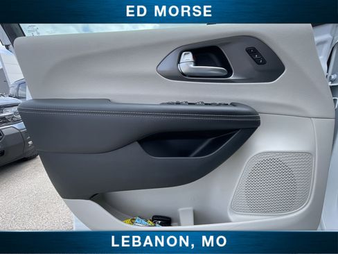 Used 2023 Chrysler Pacifica Touring-L FWD image 20
