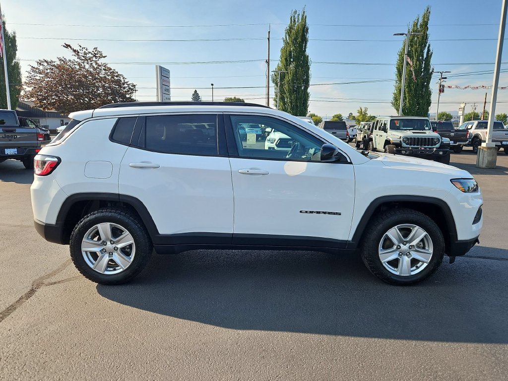 Used 2022 Jeep Compass Latitude w/ Convenience Group AWD/4WD image 7