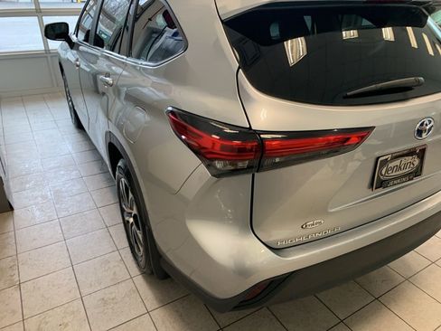 Used 2023 Toyota Highlander XLE AWD/4WD image 12