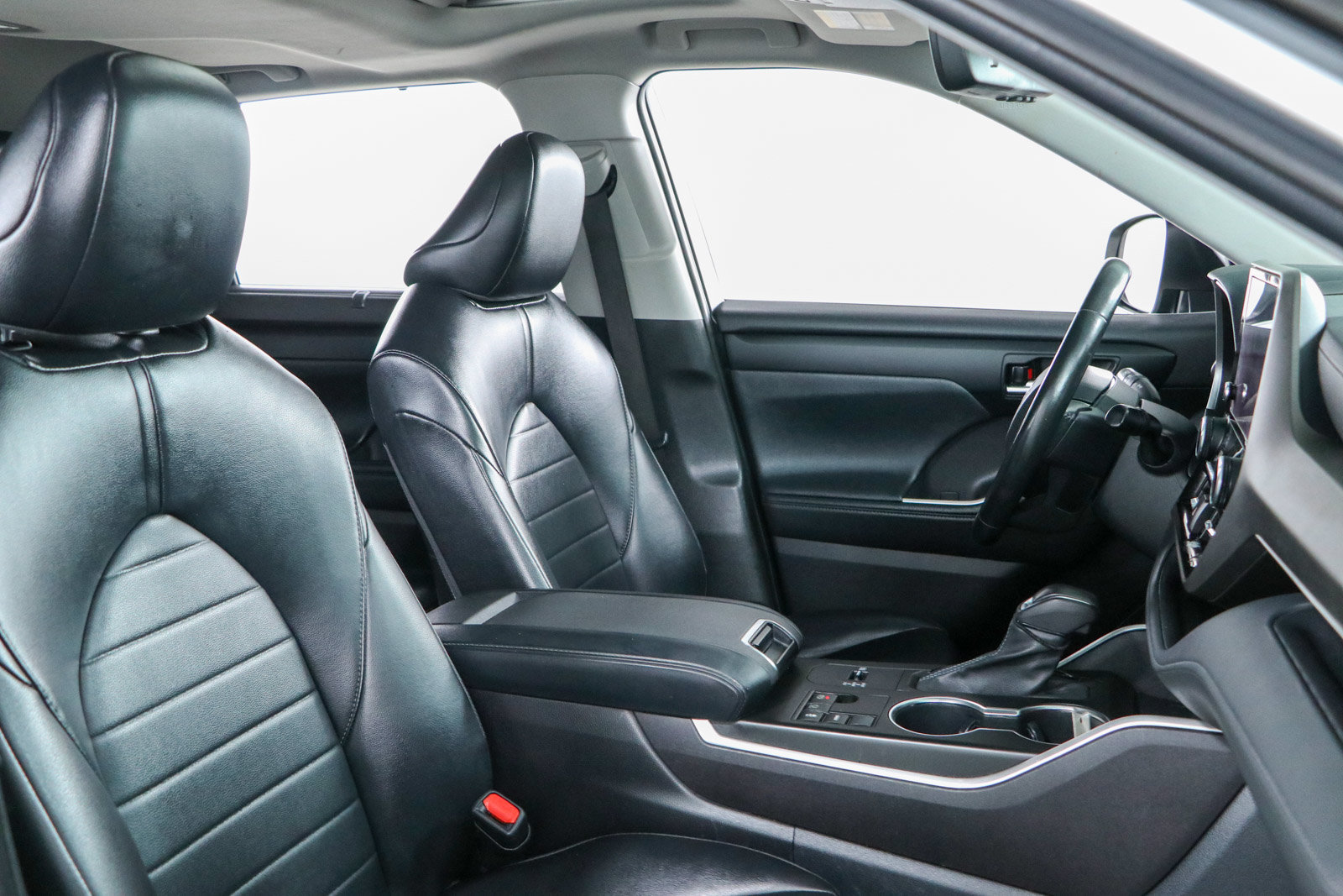 Used 2023 Toyota Highlander XLE FWD image 28