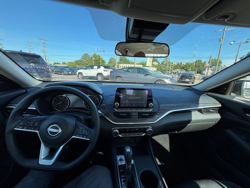 Used 2025 Nissan Altima 2.5 SV FWD image 33