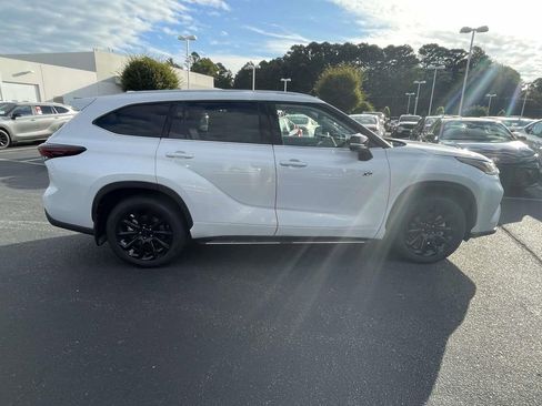 New 2025 Toyota Highlander Platinum image 13