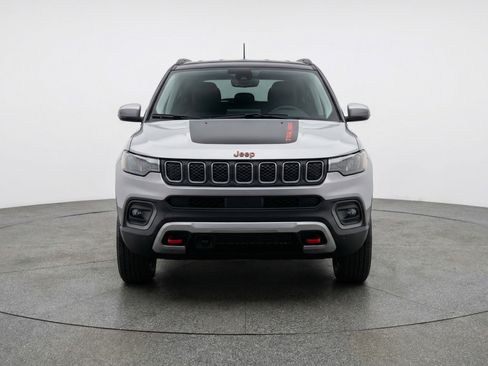 Used 2025 Jeep Compass Trailhawk AWD/4WD image 2