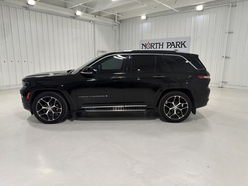 Used 2023 Jeep Grand Cherokee Summit AWD/4WD image 2