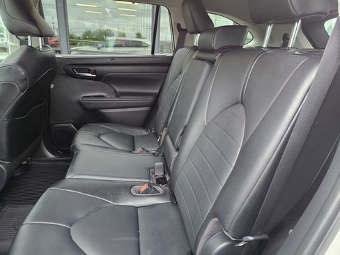 Used 2021 Toyota Highlander XLE AWD/4WD image 14