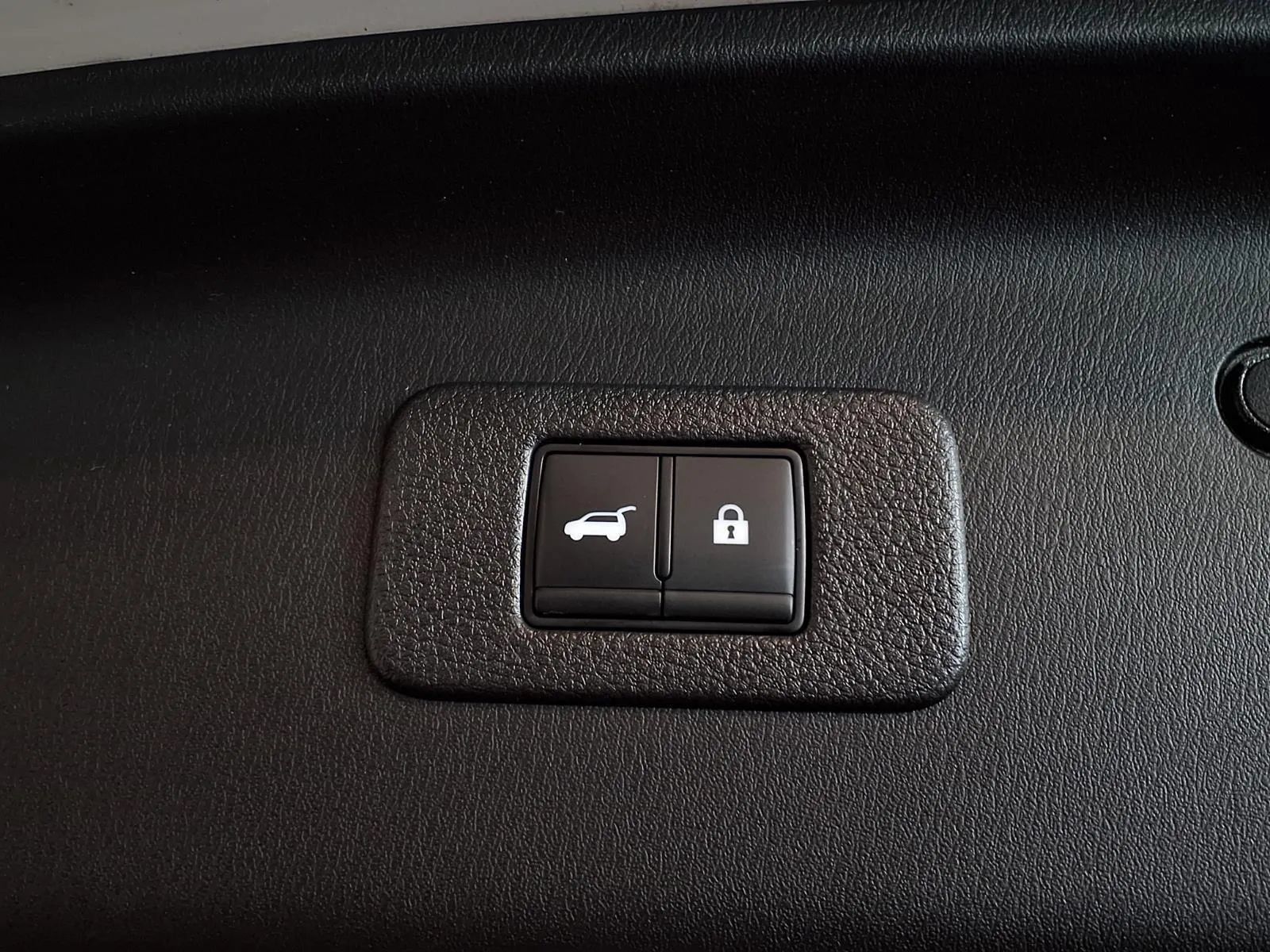 Used 2022 Nissan Armada Platinum w/ Captain's Chairs Package AWD/4WD image 8