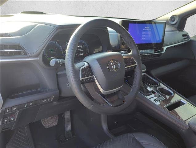 Certified 2025 Toyota Sienna Platinum FWD image 8