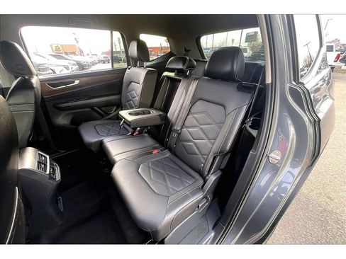 Used 2025 Volkswagen Atlas SE image 29