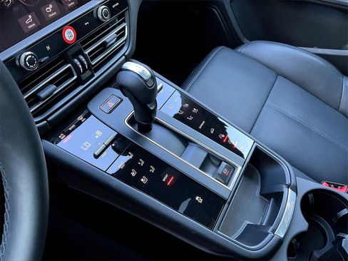Certified 2025 Porsche Macan image 20