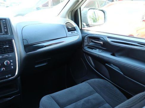 Used 2017 Dodge Grand Caravan SE FWD image 17