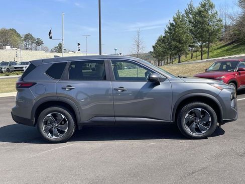 Used 2024 Nissan Rogue SV image 2