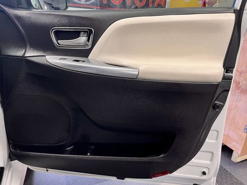 Used 2020 Toyota Sienna LE w/ LE Preferred Package image 23