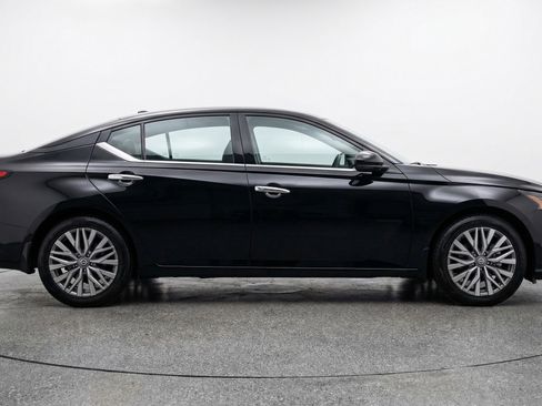 Used 2025 Nissan Altima 2.5 SV image 11