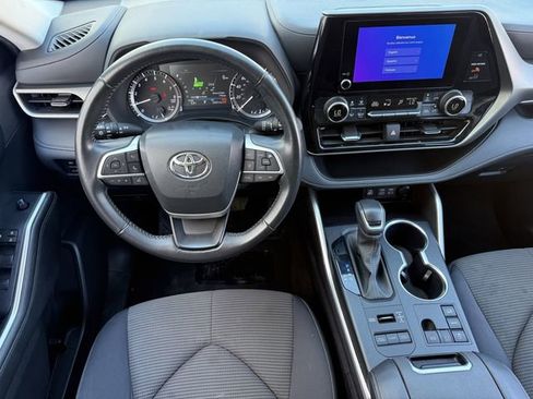 Used 2024 Toyota Highlander LE image 12