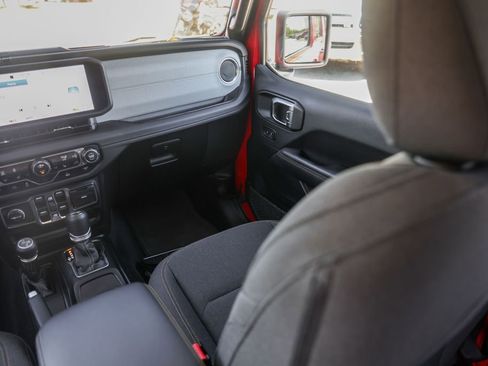 Used 2025 Jeep Wrangler Unlimited Sahara image 26