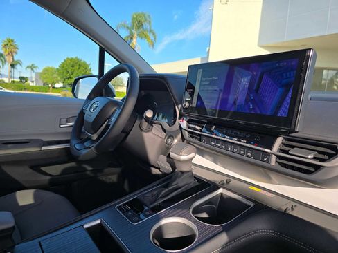 Used 2025 Toyota Sienna XLE image 10