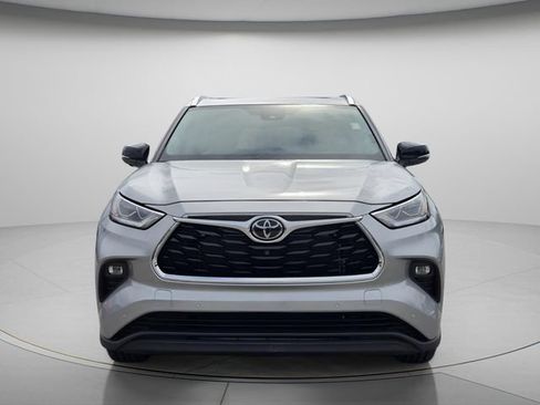 Used 2023 Toyota Highlander Limited FWD image 5