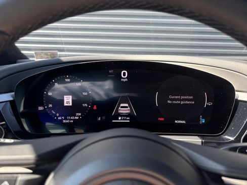 Certified 2025 Porsche Macan Electric image 16