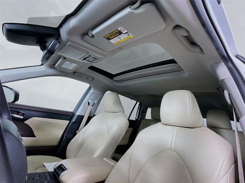 Used 2022 Toyota Highlander XLE AWD/4WD image 12