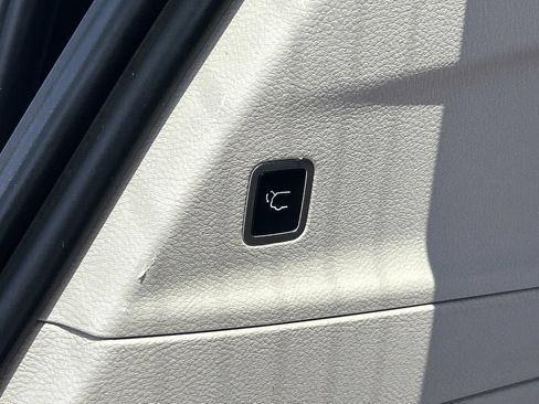 Used 2023 Chrysler Pacifica Touring-L FWD image 17