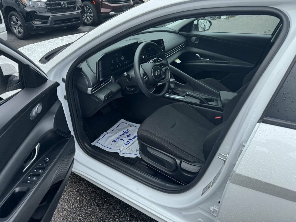 Used 2026 Hyundai Elantra SE FWD image 3
