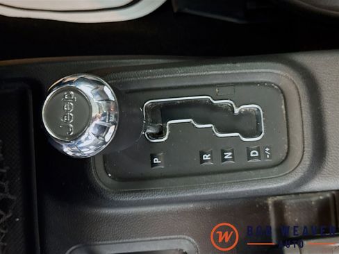 Used 2015 Jeep Wrangler Unlimited Sahara w/ Connectivity Group image 17